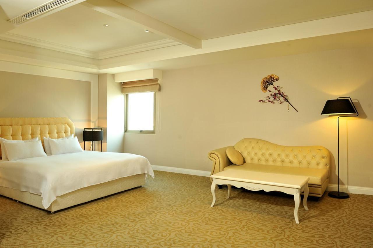 Asia Emperor Hotel ไถหนาน ภายนอก รูปภาพ